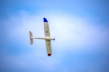 Jet pilotu uçak modeli uçuşta