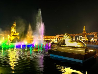 Ujjain Mahakaleshwar Tapınağı koridorunun gece görüşü