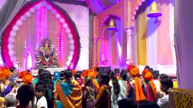 Navratri Arti ve Tapınakta Dua