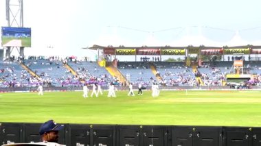 Kriket maçı başlamak üzere Oyuncular ve imparatorluklar sahaya geldi 