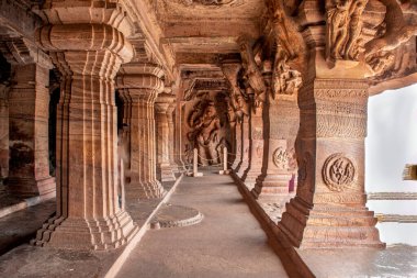 Sütunlu bir salon Görkemli bir şekilde Narsimha 'da duruyor Badami mağarasında