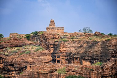 Yukarı Shivalaya, Badami tepelerinde eski bir tapınak.