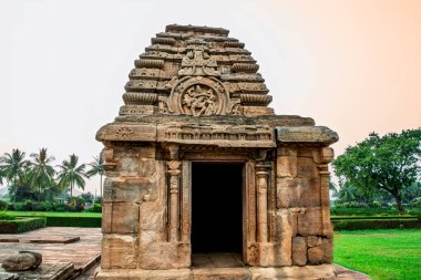 Karnataka, Pattadakal 'daki eski bir 7nci yüzyıl Jambulingeshwara tapınağı.