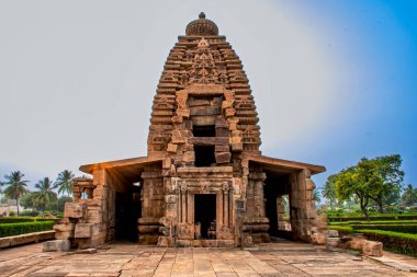 Pattadakal, Karnataka 'da antik Lord Shiva tapınağını mükemmel bir taş oymuş.