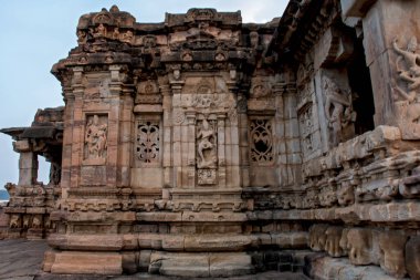 Virupaksha Tapınağı 'nın dış duvarında taş oyma. Pattadakal, Karnataka.