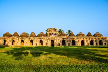 Fil 'in ahırının 15. yüzyıl yapısı Hampi, Karnataka