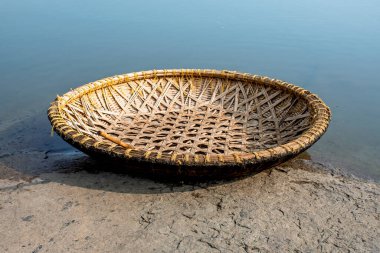 15. yüzyıldan beri Karnataka, Hampi 'de Coracle nakil aracı adı verilen yuvarlak kamış teknesi.