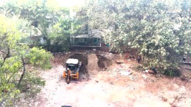 Jcb Kazıyıcı malzemeyi yeniden dağıtıyor 