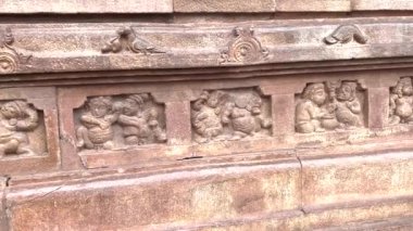 Kaba göbekli cüceler çeşitli pozlarda Badami mağarası Karnataka Platformu 'nun önünde
