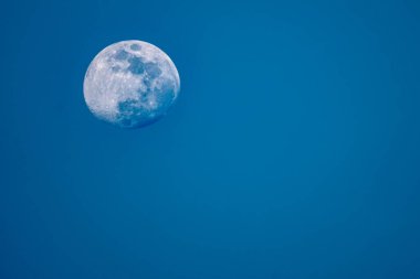 Günbatımından hemen önce şehirde ay doğuyor.