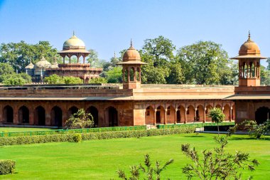 Taj mahal Agra 'nın kraliyet girişinin yan görüntüsü.