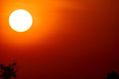 Bhatgar barajında gün doğumunun görkemli manzarası