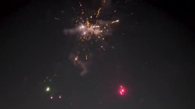 Düğün töreninde havai fişeklerle kutlama