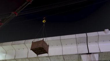 Crane 'den ağır inşaat malzemeleri geçiyor