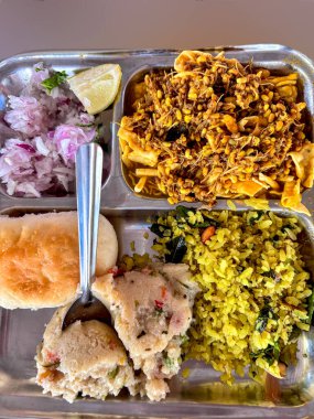 Maharashtrian çok popüler bir kahvaltı yemeği.