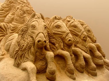 Mysore, Karnataka 'daki at kum heykelleri.