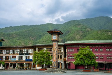 Thimphu Bhutan şehrinin göbeğindeki Saat Kulesi Meydanı 