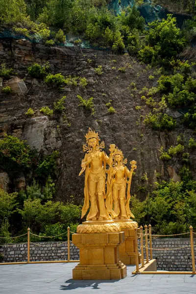 Yaşlı Guanyin, geleneksel Budist tanrıça altın heykeli Buda Dordenma Thimphu Butan 'da