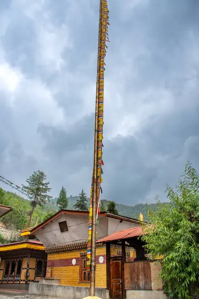 Thimphu Bhutan 'daki Ziluka tapınağında rüzgar atı duası bayrağı