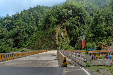 Himalaya dağlık bölgesindeki köprü Bhutanese bayraklarıyla