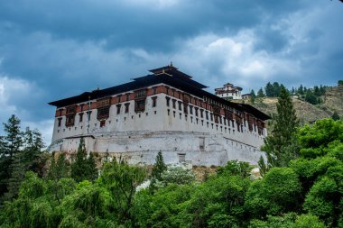 Rinpung Dzong veya Paro Dzong In Paro Bhutan 'ın arkadan görünüşü
