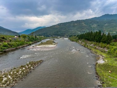 Punakha Bhutan 'daki Po Chhu nehrinin panoramik manzarası.