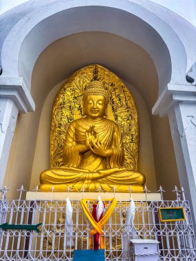 Buda altın polis heykeli Darjeeling Barış Pagoda Japon Budist tapınağı olarak da bilinir.