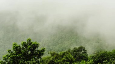 Butan 'daki Hilly bölgesinin bulutlu atmosferi