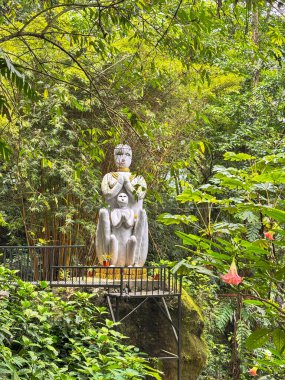 Banjhakri 'deki geleneksel Şaman Kültürü Heykeli Gangtok Sikkim Şelalesi