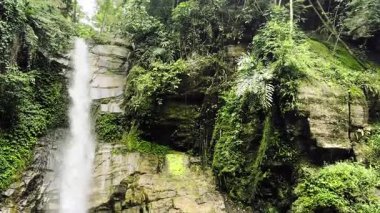 Sikkim 'de Gangtok' un görkemli ve güçlü Ban Jhakri şelalesi.