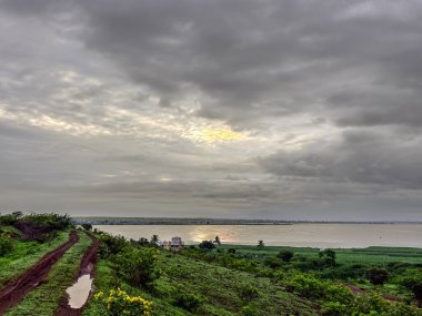 Sabahın köründe güneş Bhigwan 'ın nehir suyuna yansıyor.