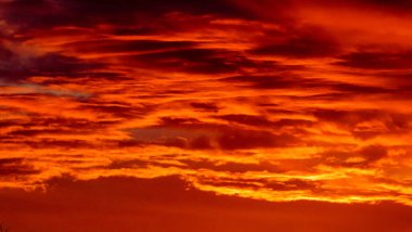 Güzel gün batımı gökyüzü bulutlu