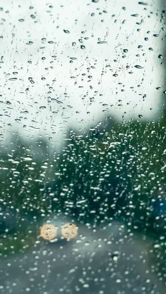 Pencere cam, arka plan üzerinde yağmur damlaları