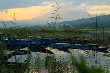 13 Mayıs 2020 'de Endonezya' daki Rawa Pening Gölü Ambarawa Semarang 'ın su tesisleri arasında balık arayan birkaç balıkçı teknesi bulundu..