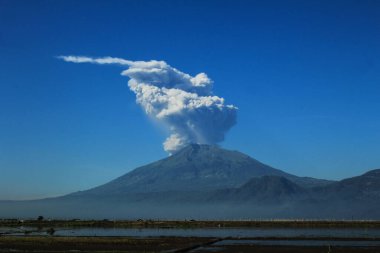 11 Mayıs 2018 'de Endonezya' nın Ambarawa Semarang şehrinde saat 08.02 'de Merbabu Dağı' nın arkasından kalın kül dumanıyla bir patlama yaşandı..