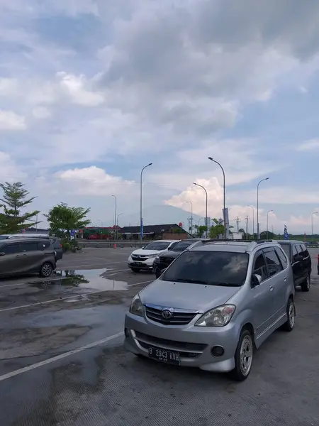 Ngawi, Doğu Java, Endonezya - 1 Mayıs 2022: Birkaç bayram gezgini, Solo 'nun KM 575 B dinlenme alanına yolculuklarına devam etmeden önce 1 Mayıs 2022' de Endonezya 'nın Endonezya kentindeki.