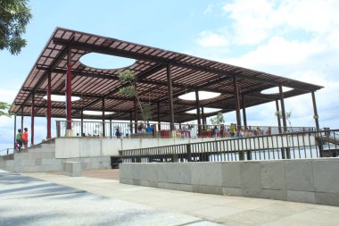 Semarang, Endonezya - 30 Ekim 2022: Rawa Pening Gölü 'nün tepesindeki dev bir çardak 30 Ekim 2022 tarihinde Bukit Cinta Semarang, Endonezya' da yerel turistler için toplanma yeri haline geldi..