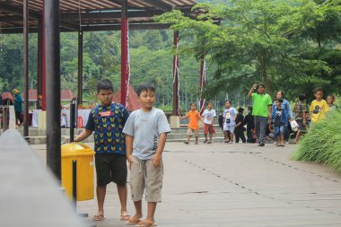 Semarang, Endonezya - 30 Ekim 2022: Bukit Cinta Rawa Pening, 30 Ekim 2022 tarihinde Endonezya 'nın Semarang kentindeki Rawa Pening gölü kıyısının güzel panoramik manzarasının keyfini çıkarmak için birçok çocuk ve geniş aile ile dolup taştı..
