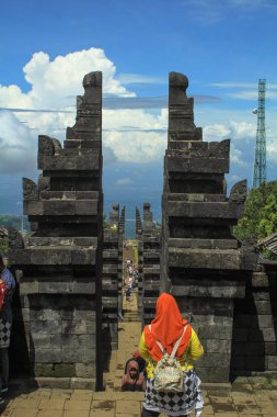 Surakarta, Endonezya - 23 Aralık 2019: Lawu Dağı 'nın yamaçlarından, 23 Aralık 2019' da Surakarta, Endonezya 'daki Cetho Tapınağı' nı ziyaret eden beyaz eşarplı çok sayıda yerli turist var..