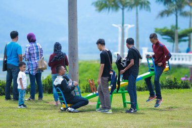 Semarang, Endonezya - 17 Aralık 2016: Bazı turist ziyaretçiler, özellikle gençler, 17 Aralık 2016 