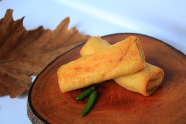 Sosis Solo, 27 Mart 2021 'de Endonezya' nın Semarang kentinde, ahşap bir çemberde kıyma veya doğranmış tavukla servis edilmeye hazır..