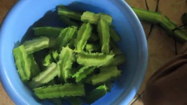 Kecipir meyvesi, aynı zamanda Psophocarpus tetragonolobus olarak da bilinir, mavi bir kabın içinde kaynatılmaya ve ev yapımı basit bir yemek haline getirilmeye hazırdır..