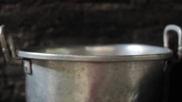 Ciepła Para Wodna Wychodząca Aluminiowej Patelni — Wideo stockowe