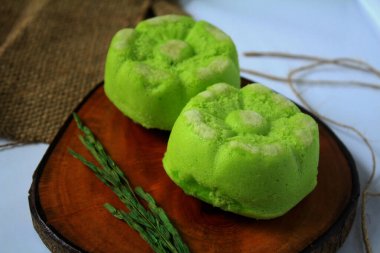 Putu Ayu keki, 27 Mart 2021 'de Endonezya' nın Semarang kentinde birleşen yeşil pandan yaprakları ve parçalanmış hindistan cevizi aromasıyla kokulu bir pasta haline geldi..