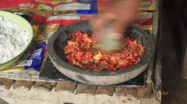 Baharatlar taştan bir havan topuzu kullanılarak öğütülüyor ve geleneksel Endonezya yemekleri için baharat olarak kullanılıyor..