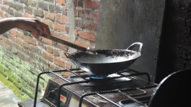 Kitchen House Someone Frying Food Hot Pan Gas Stove — Vídeo de Stock