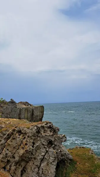 Büyük bir kayanın yeri Midodaren Gunungkidul, Yogyakarta sahilinde..