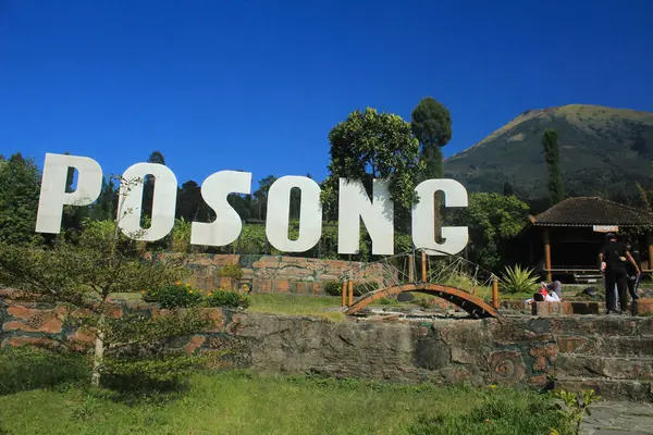 Magelang, Central Java, Endonezya - 30 Ağustos 2020: Posong kelimesi, arka planda Sindoro Dağı ile yerli turistlerin fotoğraf çektiği ikonik bir turizm merkezi haline geldi
