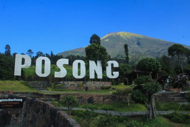 Magelang, Central Java, Endonezya - 30 Ağustos 2020: Posong kelimesi, arka planda Sindoro Dağı ile yerli turistlerin fotoğraf çektiği ikonik bir turizm merkezi haline geldi.