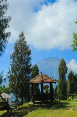 Magelang, Central Java, Endonezya - 30 Ağustos 2020: Çevre kirliliğinden arınmış açık bir alanda dinlenen turistler için barınak olarak doğal afetler veya küçük kulübeler mevcuttur.